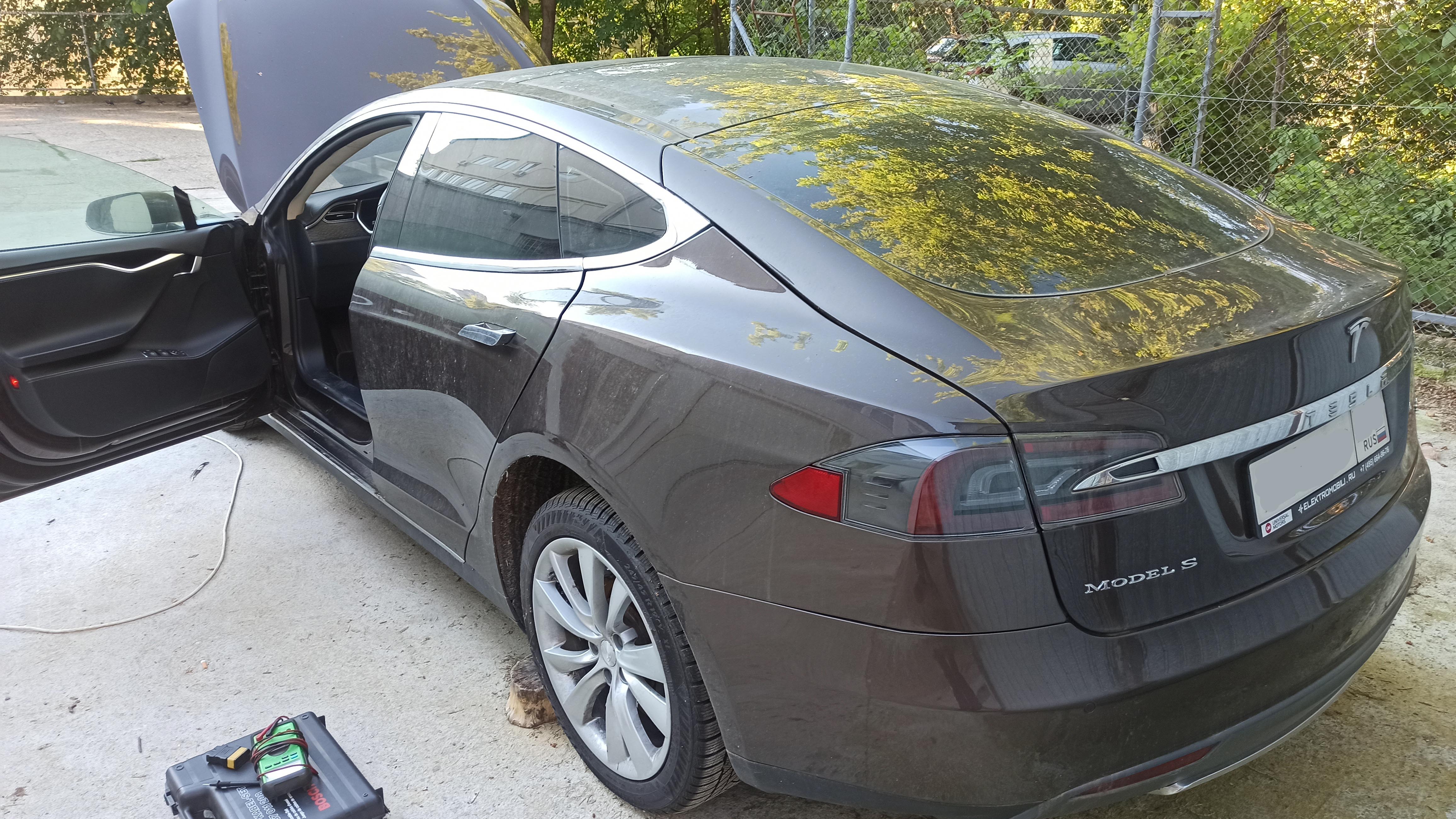 Tesla Model S - BMS
